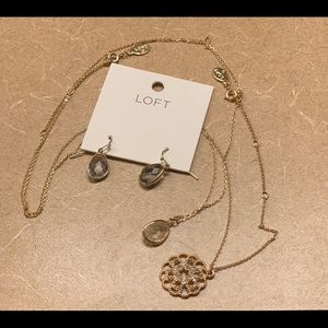 2 gold tone layering necklaces and drop earrings